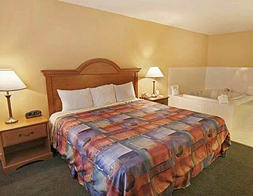 Econolodge Inn and Suites Room 03